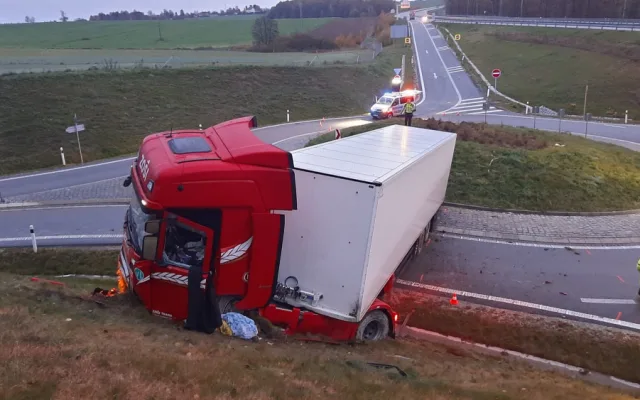 Řidič kamionu nezvládl u D3 jízdu kruhovým objezdem. Nadýchal přes přes dvě a půl promile