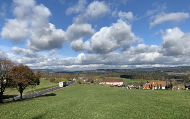 Česko-rakouské příhraničí a hlavní silnice, která spojuje Česko a Rakousko.