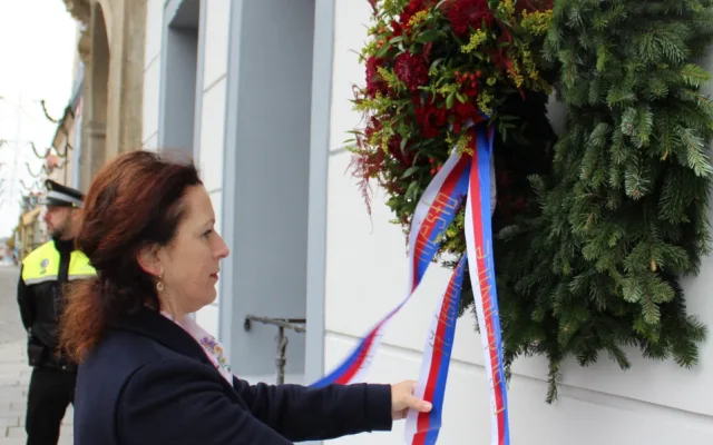 Primátorka Českých Budějovic Dagmar Škodová Parmová před budovou radnice.