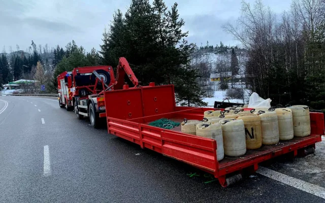 U Strážného havaroval kamion. Na místě zasahují hasiči