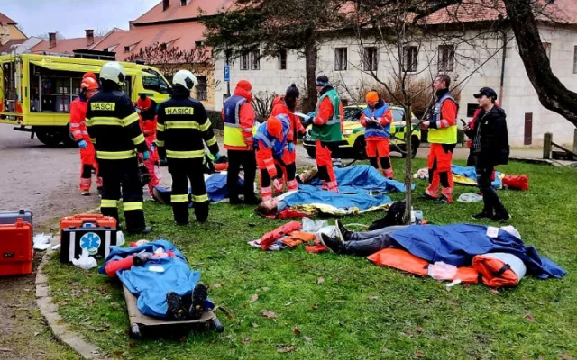 Areál krumlovského zámku je uzavřený. Záchranáři tam cvičí zásah u teroristického útoku