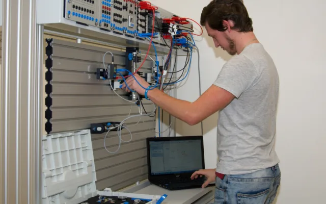 Najde se mezi vámi někdo, kdo by neznal jednu z největších škol Jihočeského kraje, a to VOŠ, SPŠ automobilní a technickou? 