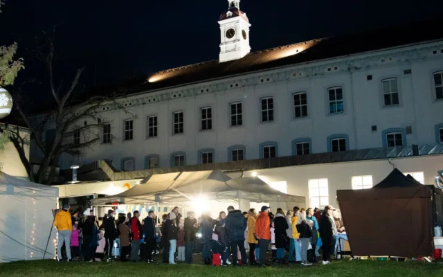 Viscofan letos rozsvítil vánoční strom a přijde i Ježíšek