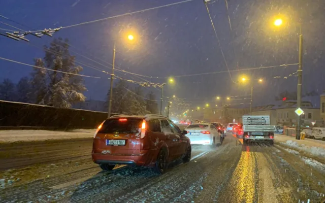 Sníh komplikuje dopravu v Jihočeském kraji, vlaky nejezdí na pěti tratích