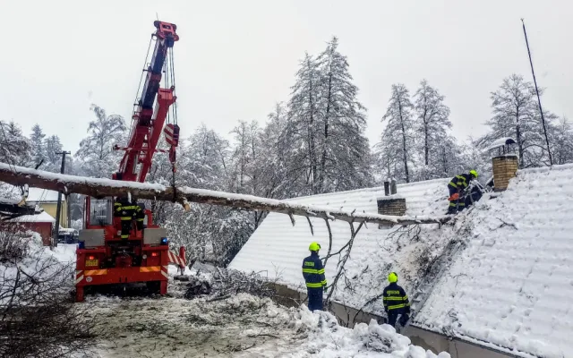 Sníh komplikoval život v Jihočeském kraji. Vlaky stály, bez elektřiny byly tisíce domácností
