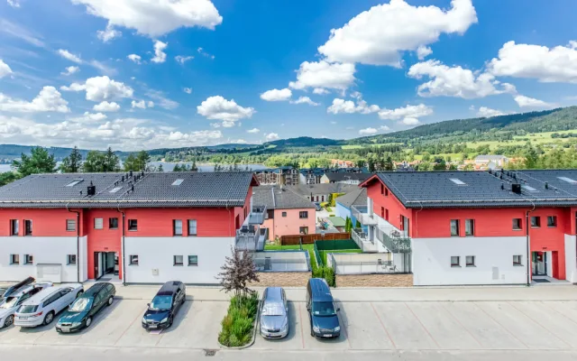 Korzo Lipno se nachází u jednoho z center obce, které vzniká okolo hlavní promenády. Pláž je v docházkové vzdálenosti.