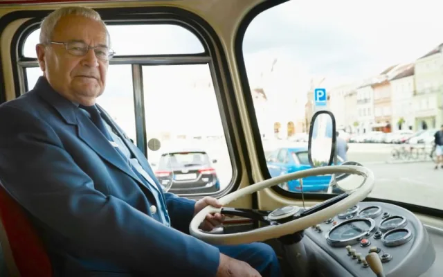 Václav Filip začal 19. prosince 1972 jezdit u budějovického dopravního podniku se škodou RTO. (Foto: youtube.com, Bus Salon Sdružení dopravních podniků ČR)