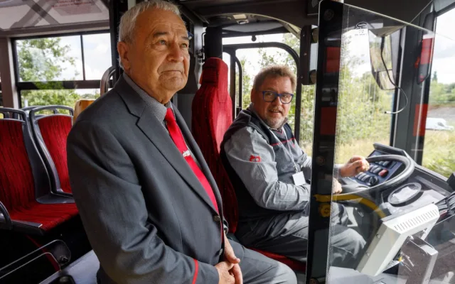 Václav Filip v DPMCB pracuje jako řidič a také instruktor trolejbusů. Do výcviku vzal v rámci natáčení pořadu Bus Salon i hudebníka a herce Václava Koptu. (Foto: Petr Zikmund, DPMCB)