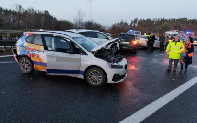 Náledí komplikuje dopravu na jihu Čech. Provoz na dálnici D3 zkomplikovala nehoda jedenácti vozidel