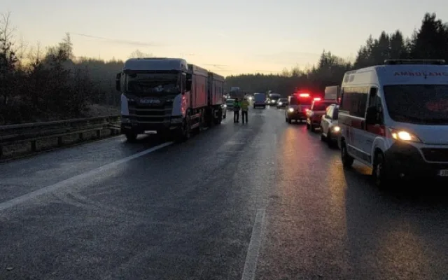 Náledí komplikuje dopravu na jihu Čech. Provoz na dálnici D3 zkomplikovala nehoda jedenácti vozidel