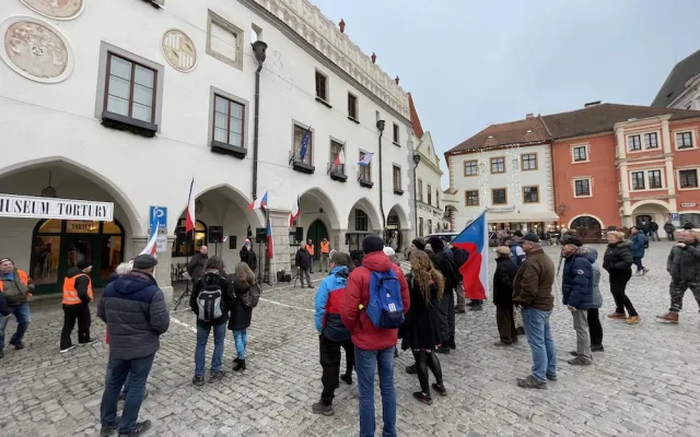 Vrabelova demonstrace v Krumlově přilákala desítky lidí. Zadluženého pořadatele zítra čeká soud