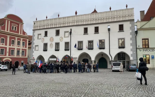 Vrabelova demonstrace v Krumlově přilákala desítky lidí. Zadluženého pořadatele zítra čeká soud