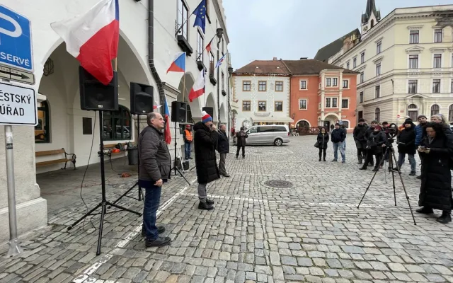 Vrabelova demonstrace v Krumlově přilákala desítky lidí. Zadluženého pořadatele zítra čeká soud
