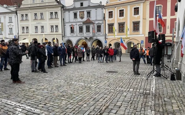 Vrabelova demonstrace v Krumlově přilákala desítky lidí. Zadluženého pořadatele zítra čeká soud