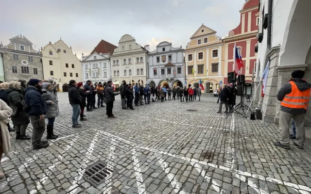 Vrabelova demonstrace v Krumlově přilákala desítky lidí. Zadluženého pořadatele zítra čeká soud