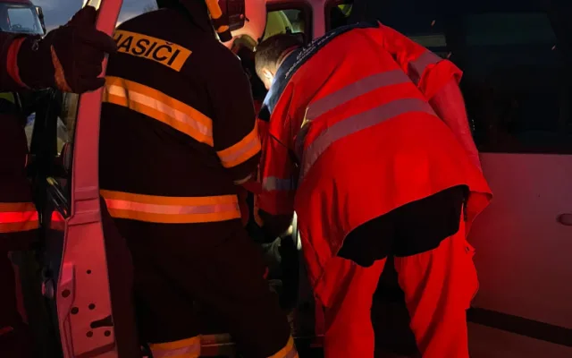 Vážná dopravní nehoda na dálnici D3. Osobní auto najelo pod cisternu, řidiče transportoval vrtulník