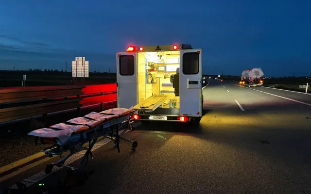 Vážná dopravní nehoda na dálnici D3. Osobní auto najelo pod cisternu, řidiče transportoval vrtulník