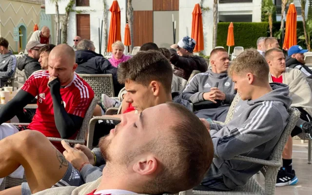 Komplikace na tureckém soustředění. Fotbalisty Dynama vyhnal z pokojů požár