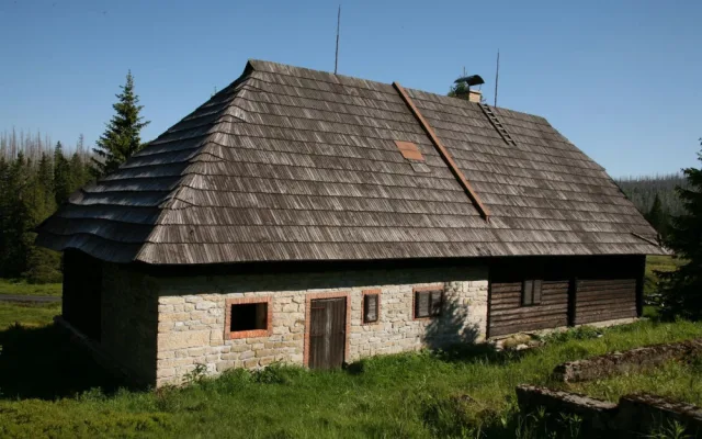 Slavná Roklanská chata v srdci Šumavy zatím k zemi nepůjde, stavební úřad nepovolil její demolici