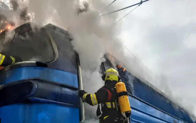 Hasiči zasahují u požáru lokomotivy. Provoz na železnici u Budějc je zastavený