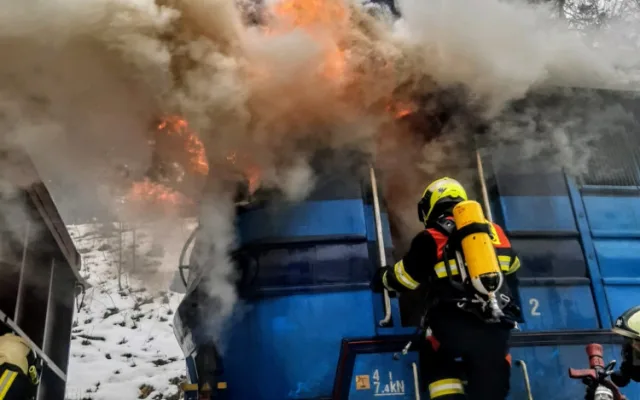 Hasiči zasahují u požáru lokomotivy. Provoz na železnici u Budějc je zastavený