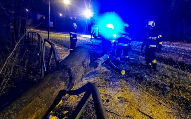 Jihočeský kraj zasáhl silný vítr. Tisíce domácností jsou bez proudu