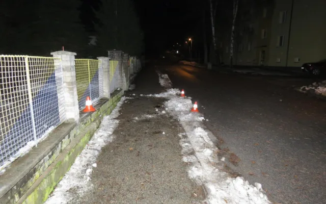 Muž se zákazem řízení naboural dvě auta. Pak se policistům přiznal k držení zbraně