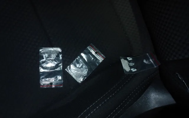 Muž se zákazem řízení naboural dvě auta. Pak se policistům přiznal k držení zbraně