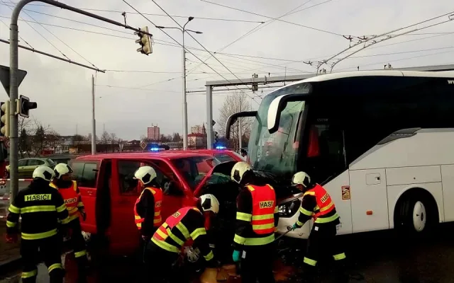 V Českých Budějovicích se střetl autobus s dodávkou. Jeden člověk utrpěl lehké poranění