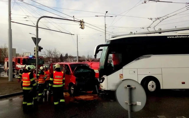 V Českých Budějovicích se střetl autobus s dodávkou. Jeden člověk utrpěl lehké poranění