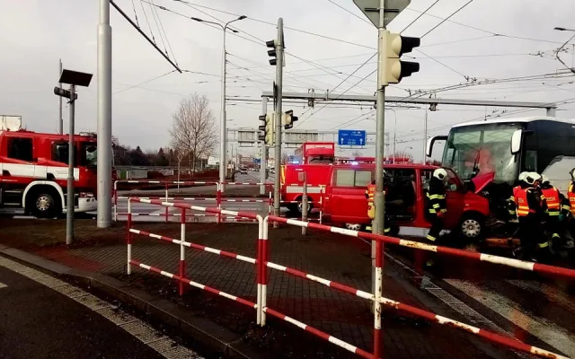 V Českých Budějovicích se střetl autobus s dodávkou. Jeden člověk utrpěl lehké poranění