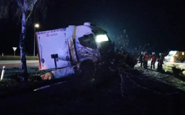 U Protivína se srazil náklaďák s osobním autem. Starší řidič nehodu nepřežil