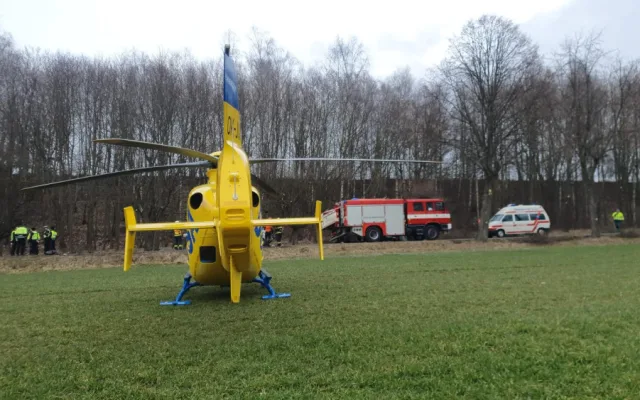 Další smrtelná nehoda na jihu Čech. Střet náklaďáku s osobákem nepřežil jeden člověk