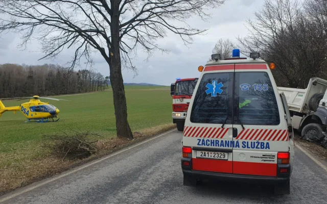 Další smrtelná nehoda na jihu Čech. Střet náklaďáku s osobákem nepřežil jeden člověk