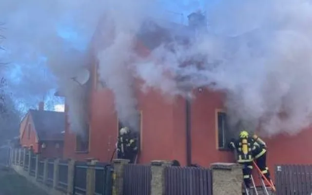 Požár poškodil dům na Jindřichohradecku. Osadní výbor chce rodině pomoci sbírkou