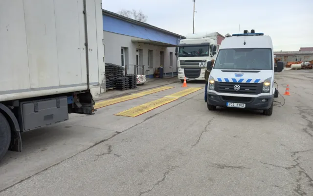 Více jak polovina kontrolovaných aut byla přetížená. Ničí silnice a mohou ohrozit ostatní řidiče, varují celníci