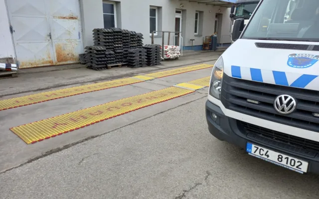 Více jak polovina kontrolovaných aut byla přetížená. Ničí silnice a mohou ohrozit ostatní řidiče, varují celníci