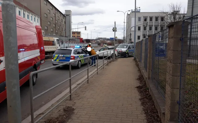 Nehoda na frekventované křižovatce si vyžádala lehké zranění