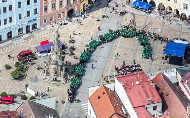 Největší počet lidí v plážovém oblečení na jednom místě. Jindřichův Hradec se chystá na další rekord
