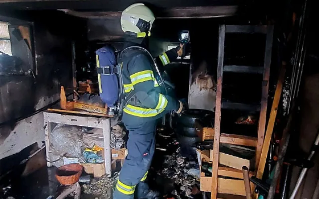 Při požáru kotelny se zranila majitelka domu