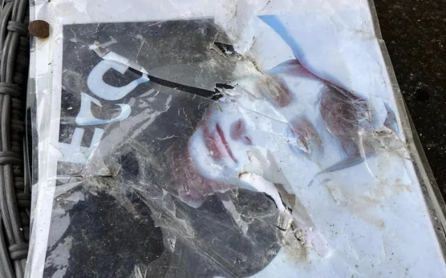 Nepochopitelné vandalství. Kdosi poškodil hrob a pietní místo tragicky zesnulého mladíka