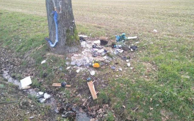 Nepochopitelné vandalství. Kdosi poškodil hrob a pietní místo tragicky zesnulého mladíka