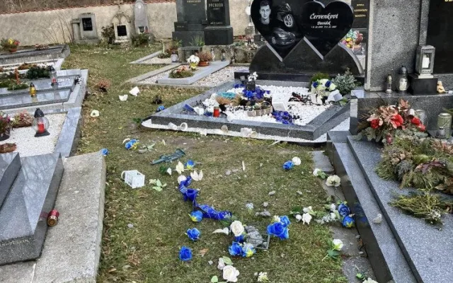 Nepochopitelné vandalství. Kdosi poškodil hrob a pietní místo tragicky zesnulého mladíka