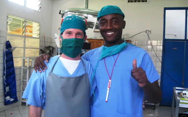 Lékař Dominik Hes se ve Rwandě.