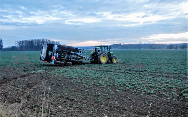 U Vodňan se srazil traktor s náklaďákem. Silnice je uzavřená