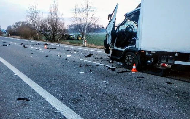 U Vodňan se srazil traktor s náklaďákem. Silnice je uzavřená