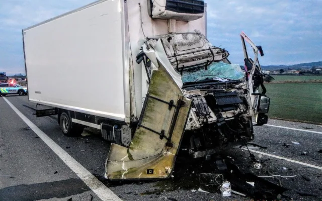 U Vodňan se srazil traktor s náklaďákem. Silnice je uzavřená