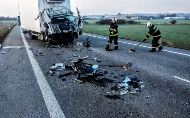 U Vodňan se srazil traktor s náklaďákem. Silnice je uzavřená