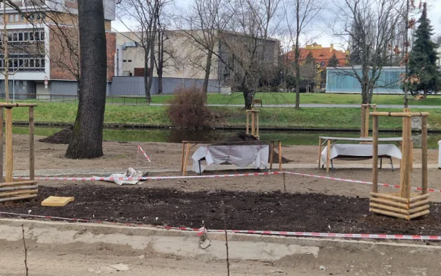 Proměna parku v Dukelské ulici se blíží do finále. Otevře se v květnu