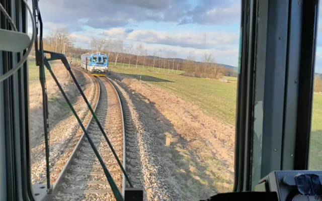 Na Písecku vyjely proti sobě dva vlaky. Soupravy zastavily jen pár desítek metrů od sebe